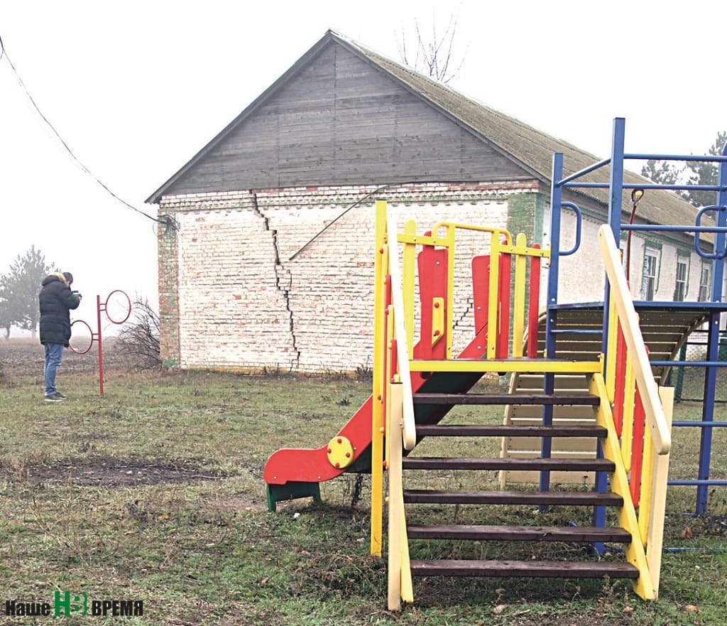 Трещины в стене ДК видны даже на большом расстоянии. Снимок сделан с той самой новой детской площадки, которую пока так и не довели до ума.