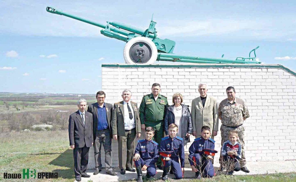 Ветераны-неделинцы и школьники побывали у памятника «Пушка», который воздвигнут в честь героев-курсантов.