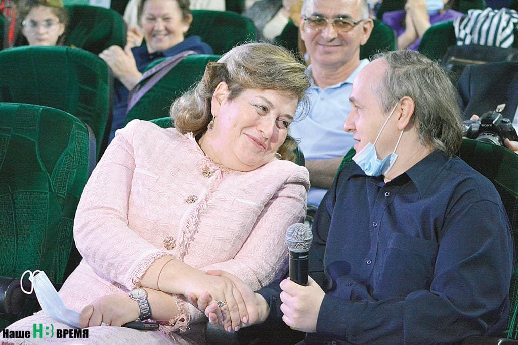 Татьяна БЫКОВСКАЯ и Дмитрий МАНДРИКОВ впервые встретились на нашем празднике. Татьяна БЫКОВСКАЯ и Дмитрий МАНДРИКОВ впервые встретились на нашем празднике.