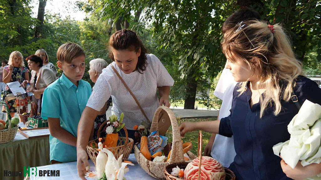 Наставники команд, состязавшихся в искусстве украшения блюд – преподаватели и студенты Донского техникума кулинарного искусства и бизнеса – волновались за «своих». Наставники команд, состязавшихся в искусстве украшения блюд – преподаватели и студенты Донского техникума кулинарного искусства и бизнеса – волновались за «своих».