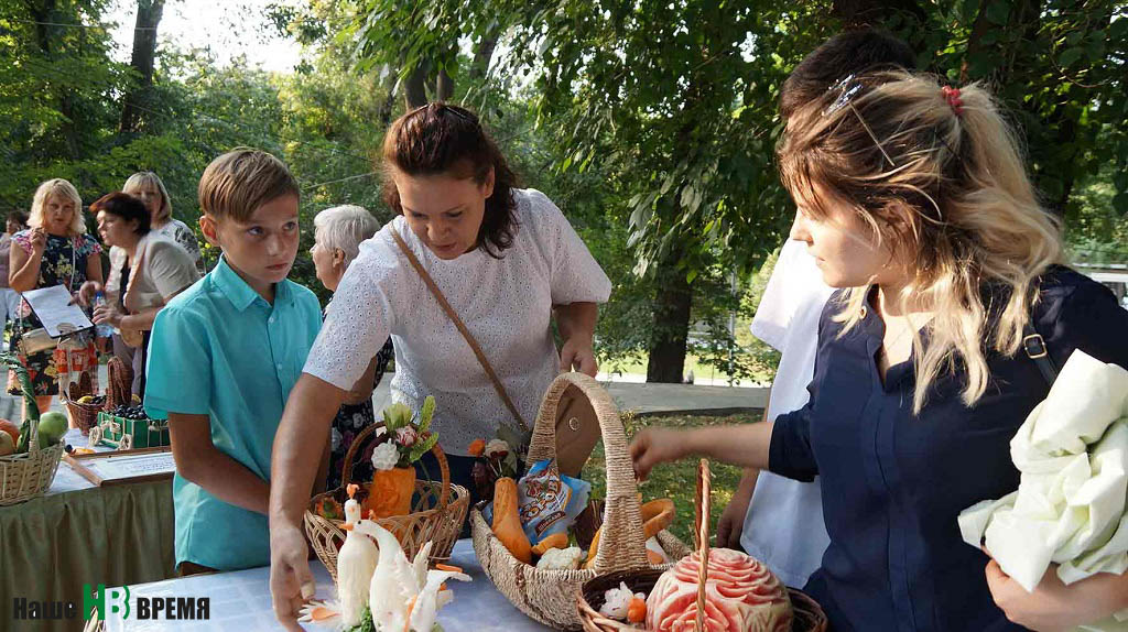 Наставники команд, состязавшихся в искусстве украшения блюд – преподаватели и студенты Донского техникума кулинарного искусства и бизнеса – волновались за «своих». 