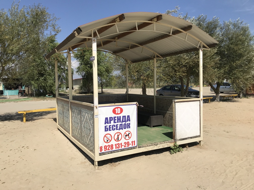 Платные беседки пустуют. Желающих побаловаться шашлыками на арендованных мангалах не наблюдается.
