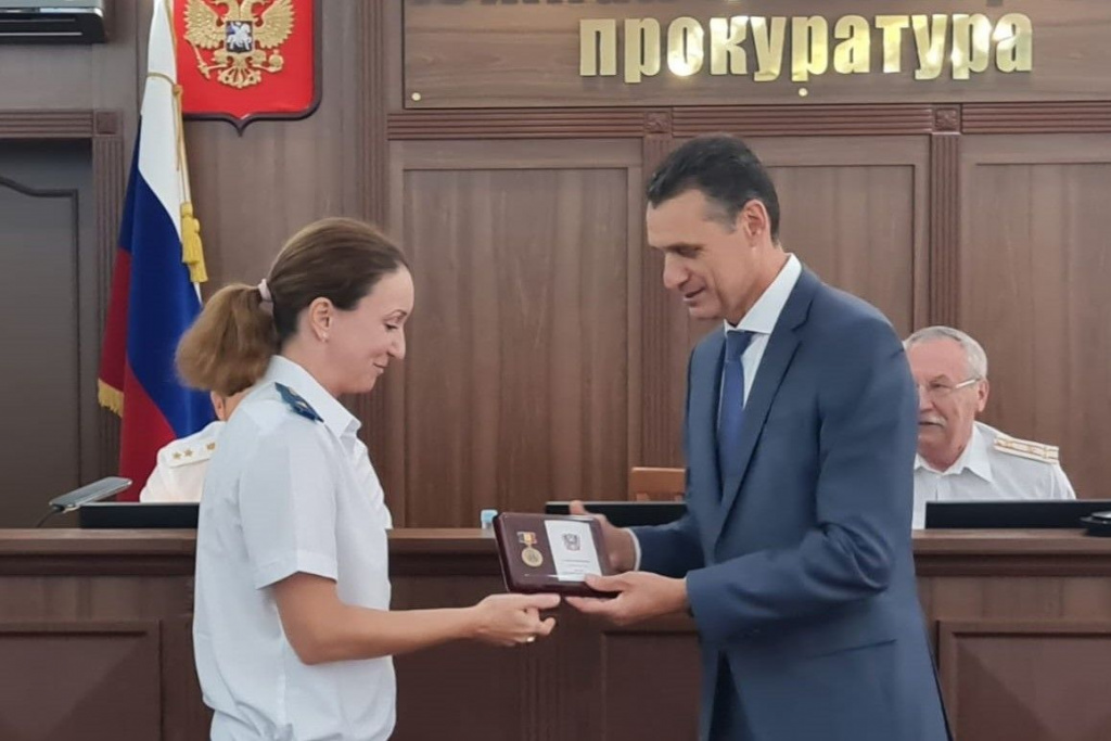 Памятный знак в честь юбилея области заместитель губернатора Михаил Корнеев вручил заместителю начальника отдела по надзору за исполнением таможенного законодательства, младшему советнику юстиции Аксинье Драгун.
