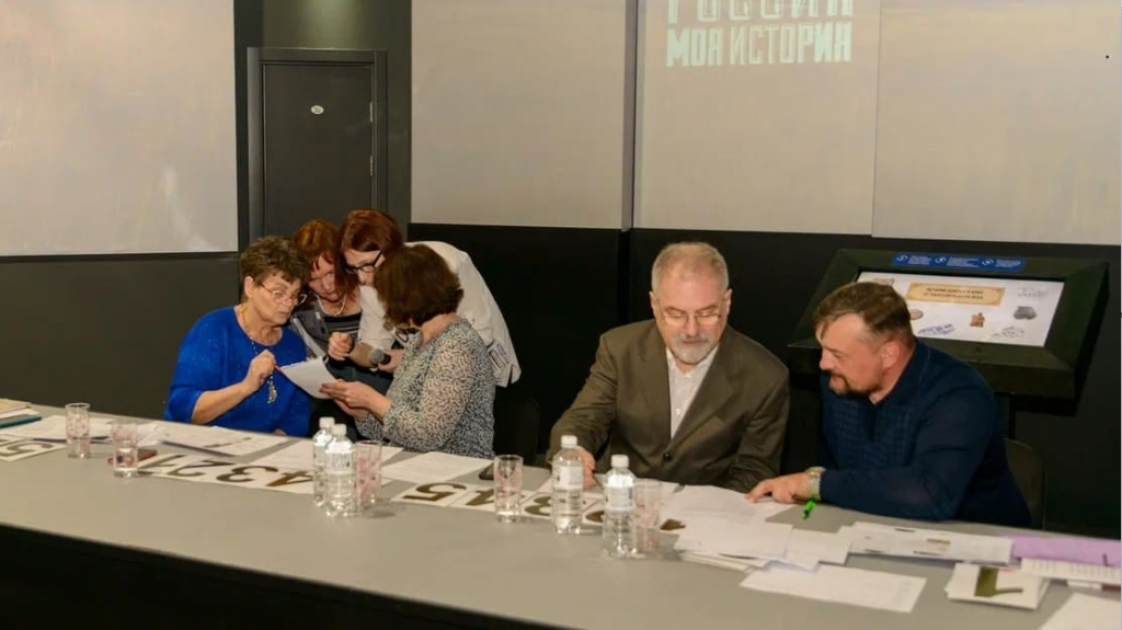 Жюри было очень непросто. Большинство ответов участников были верными, сравнивались, скорее, их полнота и красота.