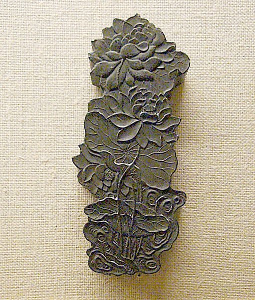 Старинный брусок туши в виде листьев и цветов лотоса выглядит как произведение искусства. 