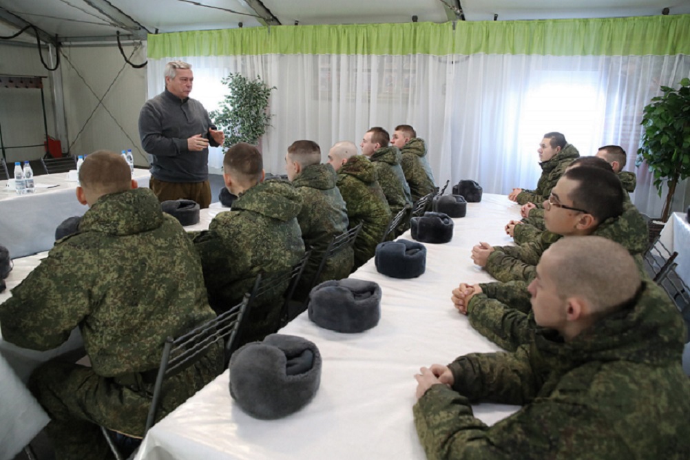 Разговор с воинами. Источник фото: пресс-служба губернатора Ростовской области
