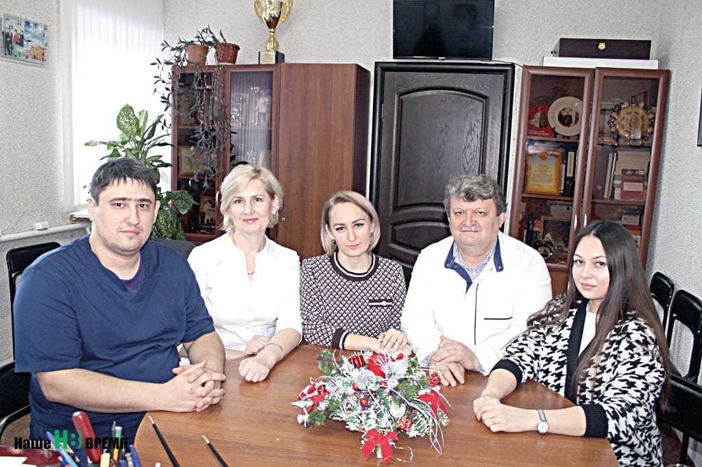 Начальник ковидного госпитали Владислав КУНАКОВ, старшая медсестра ковидного госпиталя Елена КОЖАНОВА, врачи – анестезиологи-реаниматологи Оксана МЕРТЕХИНА и Геннадий КАЛЮЖНОВ и врач-педиатр Наталья ТАЙМАСУКОВА. Все они сегодня – на передовой.