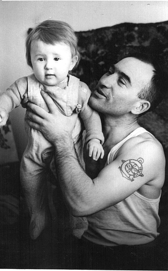 Вячеслав БОЖКО со своим первенцем – дочуркой Верочкой. На левом плече татуировка с авиационной символикой, которую нанесли в знак преданности профессии военного летчика все выпускники Кировабадского ВАУЛ 1950 года. Военный городок. Зябровка, Белорусская ССР. Конец 1950-х – начало 1960-х гг.