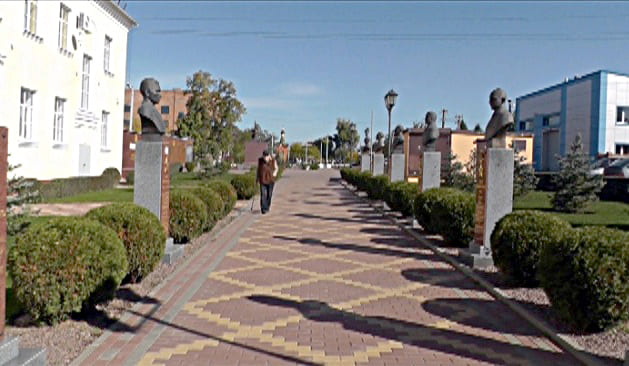 На Аллее Героев установлены бюсты 21 жителя Октябрьского района: здесь увековечены имена семи Героев Советского Союза, тринадцати Героев Социалистического Труда и Героя России.