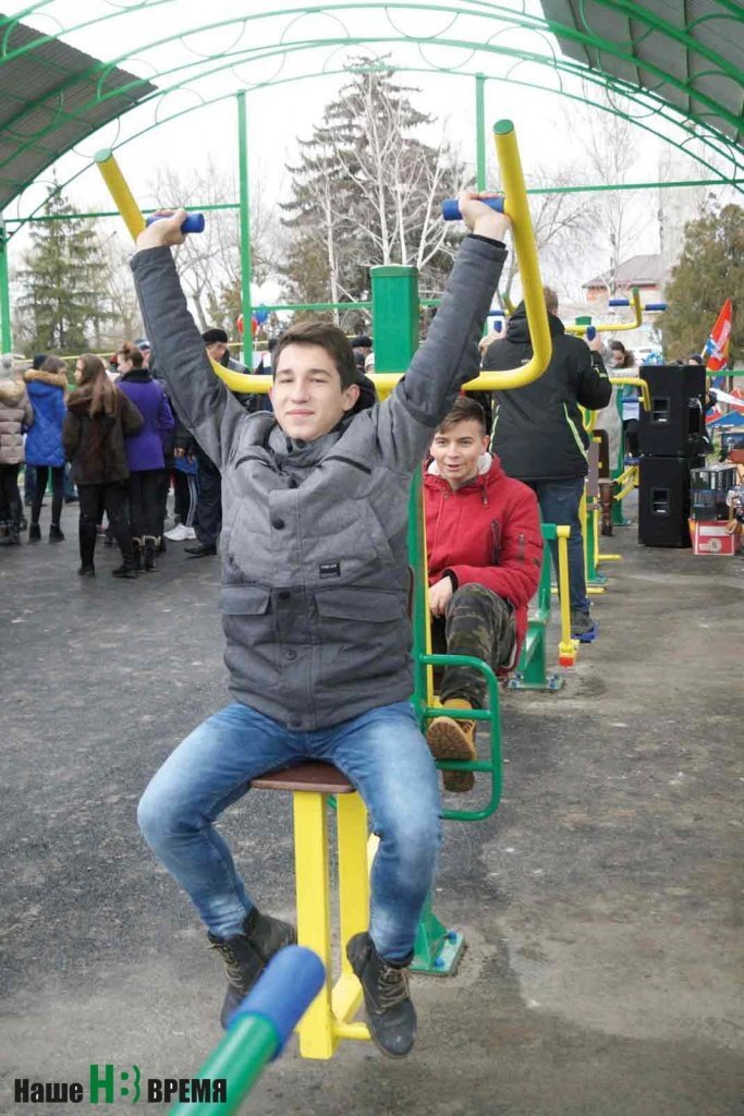 Сразу после торжественной церемонии открытия к тренажерам и теннисному столу выстроилась очередь. Ученики покровских школ и детскоюношеской спортшколы усердно занялись воплощением в жизнь пожеланий почетных гостей праздника – бороться за новые спортивные достижения.