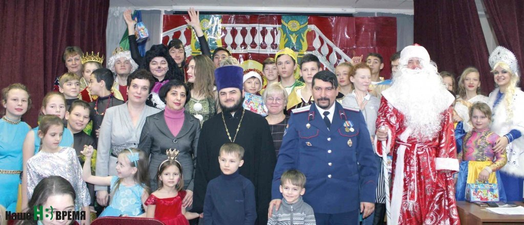Десятки детей пришли на предновогодний спектакль «По щучьему велению» в постановке воспитанников Ростовского областного центра образования для неслышащих учащихся