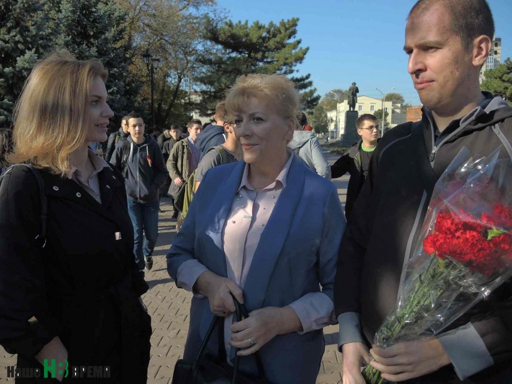 Прощальную церемонию c Захаром Окружко в донской столице доверили провести членам клуба военно-исторической реконструкции «Донской рубеж». В ней участвовали и родственники героя-малоземельца – его правнучка Светлана КУШКОВА, внучка Любовь ВАСИЛЕЙКО и правнук Алексей ВАСИЛЕЙКО (слева направо).