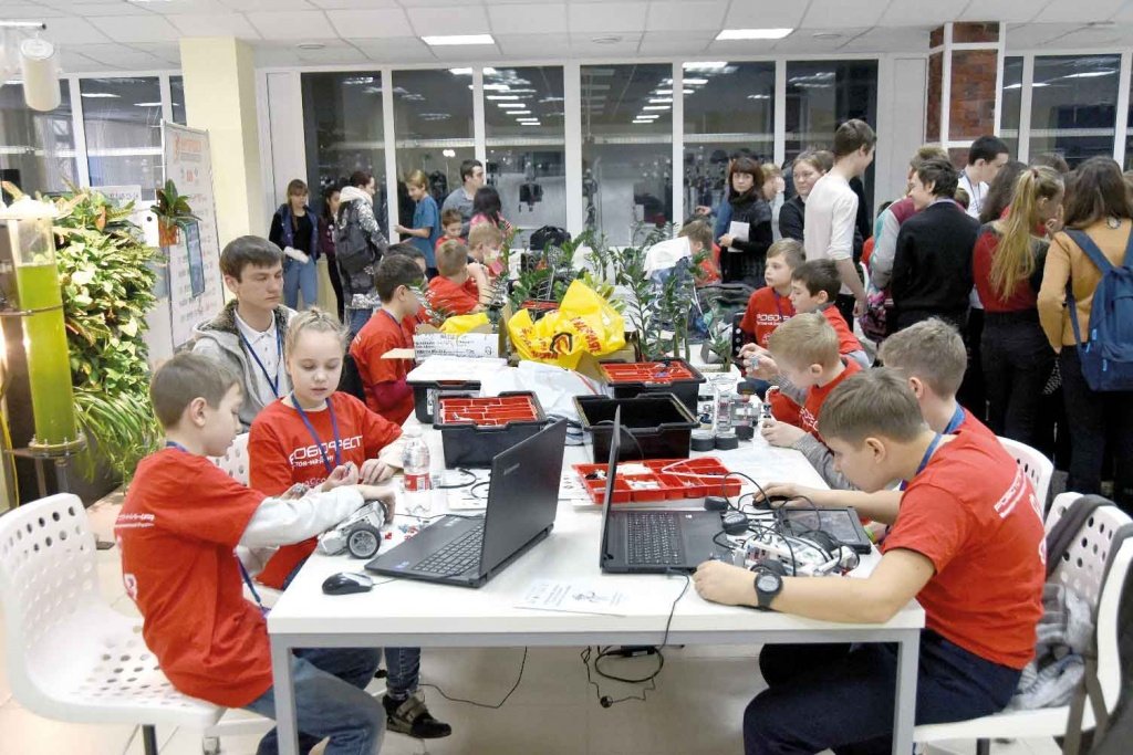 На площадке фестиваля вовсю идет сборка роботов.