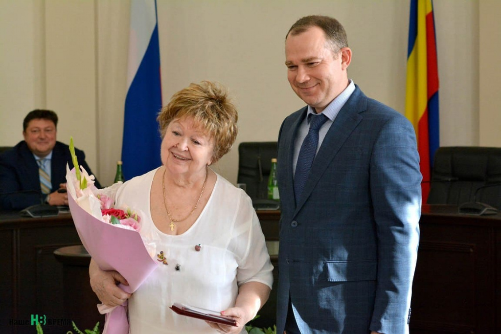 Легенда донской журналистики Людмила Калинина. Много лет Людмила Николаевна возглавляла нашу газету, а потом руководила крупнейшим полиграфическим предприятием Юга России - издательством «Молот» Легенда донской журналистики Людмила Калинина. Много лет Людмила Николаевна возглавляла нашу газету, а потом руководила крупнейшим полиграфическим предприятием Юга России - издательством «Молот»
