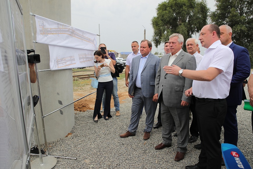 Мостостроители доложили губернатору о готовности сдать объект на год раньше срока. Источник фото: пресс-служба губернатора Ростовской области.