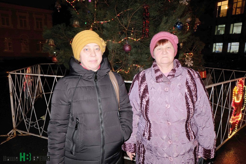 Наталья Жаркова и Елена Бутова, мастера чистоты Вешенской поликлиники, к Новому году готовятся основательно.