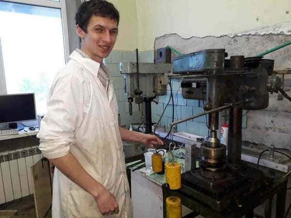 Младший научный сотрудник Александр БИЧЕРОВ проводит стендовые испытания намашине трения.