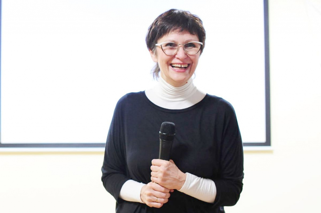 Татьяна НЕДЕЛЬНИЦЫНА, руководитель социально-терапевтического направления Центра «СВеЧа»: «Пока наши дети маленькие, улучшить их состояние можно в том числе благодаря терапевтическим занятиям. Когда они вырастают, реабилитация в большей части может носить социально-бытовой характер, и здесь трудотерапия незаменима».