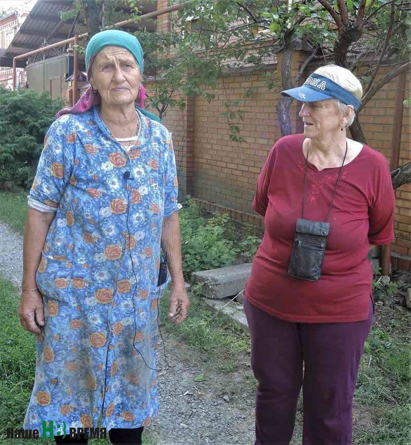 Людмила Марковна МОРОЗОВА и Елизавета Сергеевна СТРЕЛЬЦОВА в деталях описывают, как пыталась, да так и не смогла проехать к их домам «скорая помощь», как сложно отсюда добираться к аптеке, продмагу… Людмила Марковна МОРОЗОВА и Елизавета Сергеевна СТРЕЛЬЦОВА в деталях описывают, как пыталась, да так и не смогла проехать к их домам «скорая помощь», как сложно отсюда добираться к аптеке, продмагу…