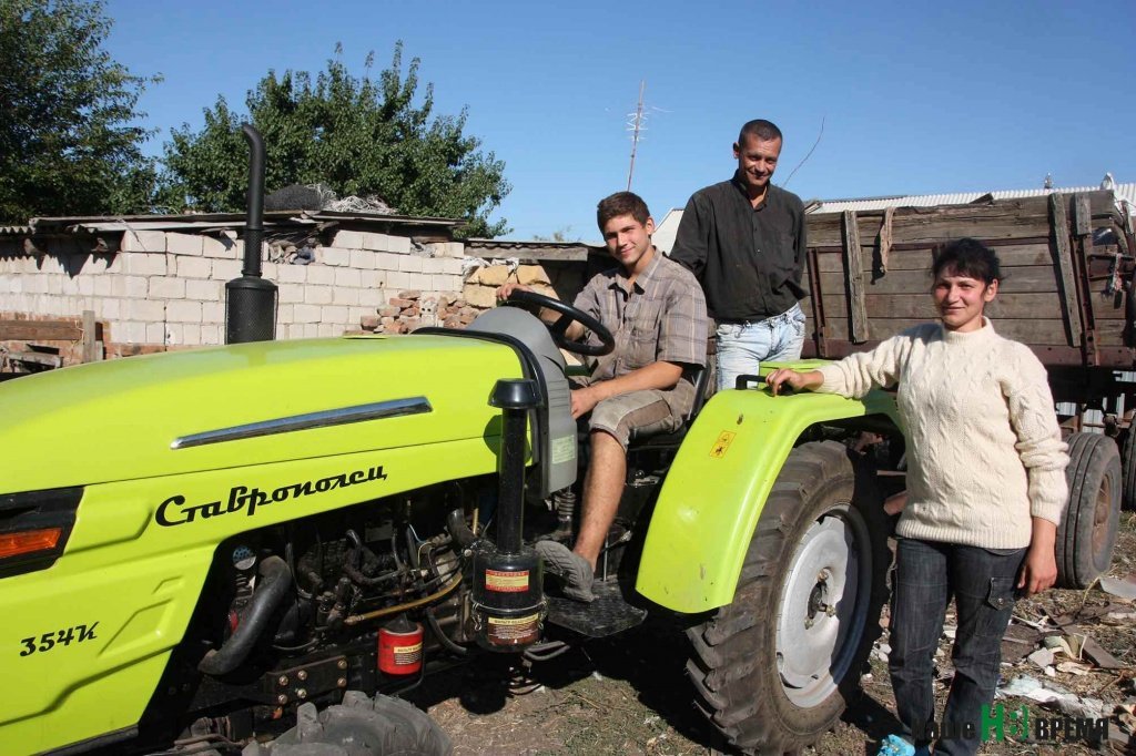 Семья Погореловых – старший сын Константин, Владимир и Елена на своем «мерседесе».