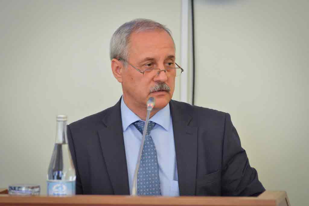 Сергей ЛИМАНОВ: «Сегодня мы работаем в тесном контакте с ГИБДД. Совместно обследуем перед началом каждого учебного года подходы ко всем школам. В принципе такая работа касается не только школ, но и влияет на совершенствование всей дорожной сети города...»