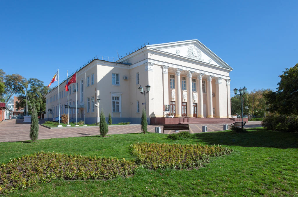 Районный Дворец культуры в поселке Каменоломни – гордость его жителей: здесь поют и играют талантливые местные артисты, выступают российские знаменитости, проходят самые замечательные праздники.