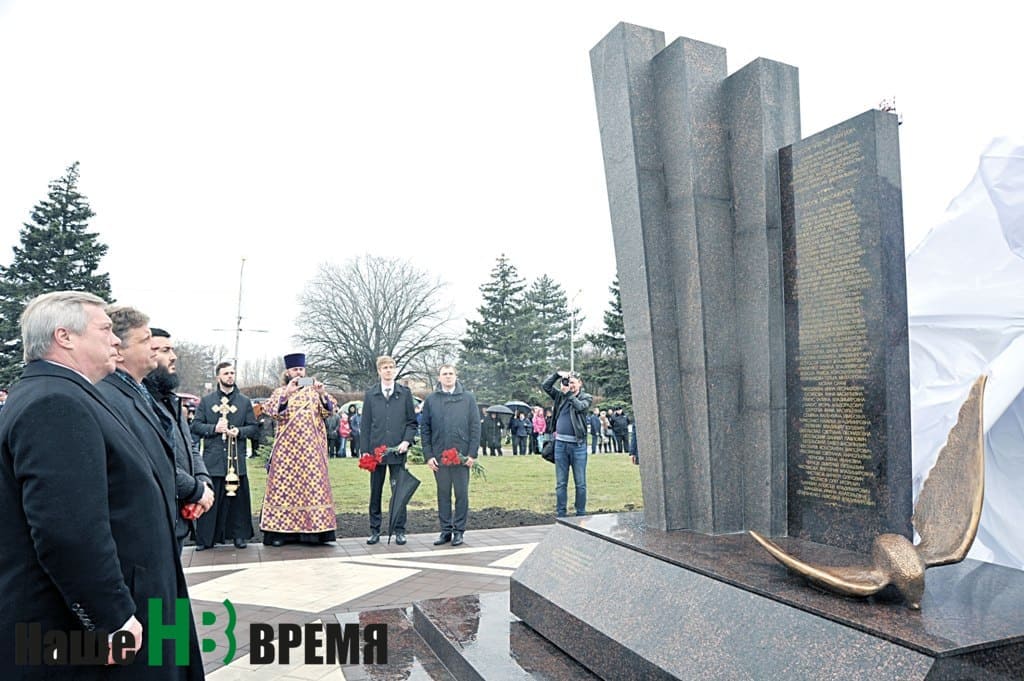 В 2017 году в сквере у здания аэровокзала был установлен памятник жертвам трагедии, работы донского скульптора Анатолия Скнарина. В 2017 году в сквере у здания аэровокзала был установлен памятник жертвам трагедии, работы донского скульптора Анатолия Скнарина.