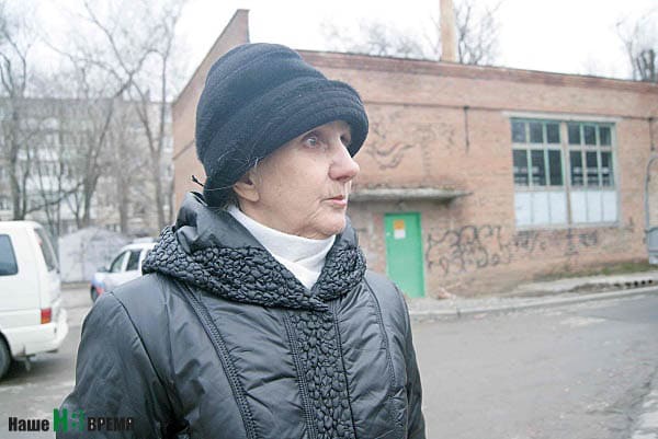 Людмила КУРЛЫКОВА довольна тем, как вывозят мусор: «Но у нас и люди сознательные. Не видела, например, чтоб возле баков чего-то понаоставляли». Людмила КУРЛЫКОВА довольна тем, как вывозят мусор: «Но у нас и люди сознательные. Не видела, например, чтоб возле баков чего-то понаоставляли».