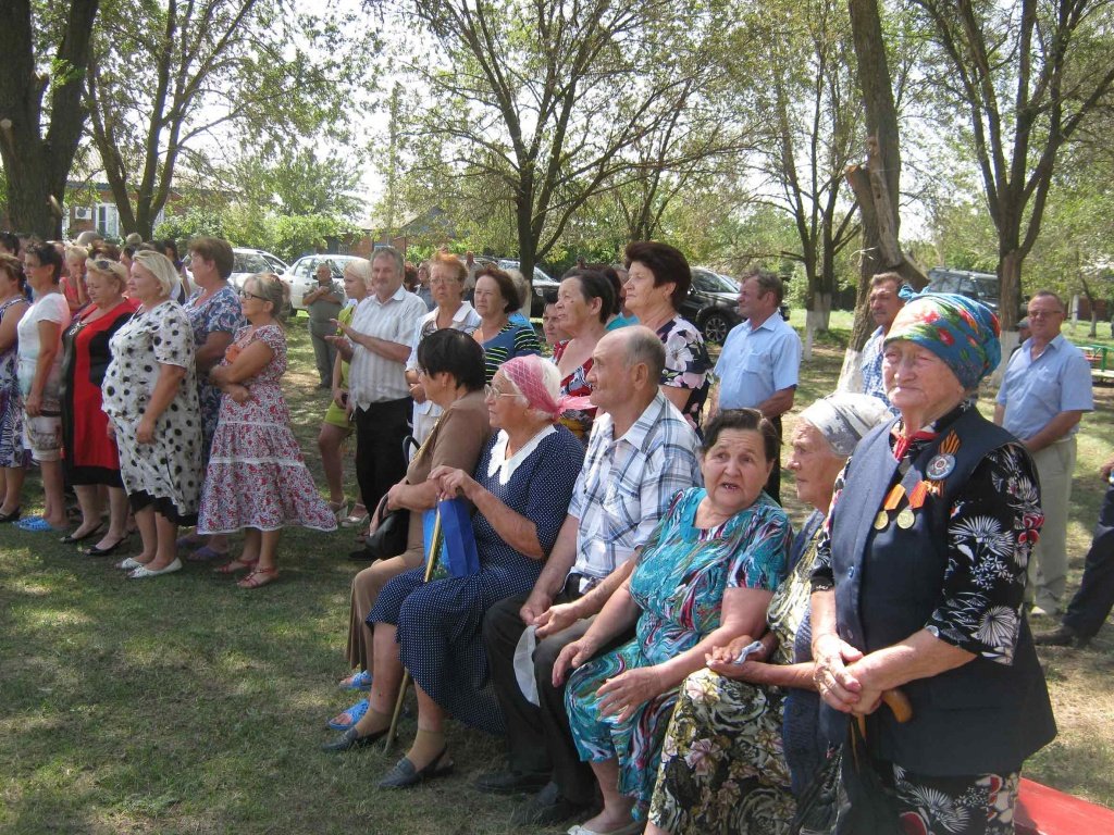 На открытие мемориала пришло много народа – и свои, хуторские, и главы ближайших поселений, и бойцы поискового отряда «Донской».