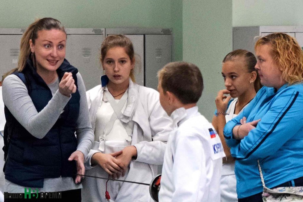 Идет разбор поединка. Делай, как говорит тренер, и все получится.