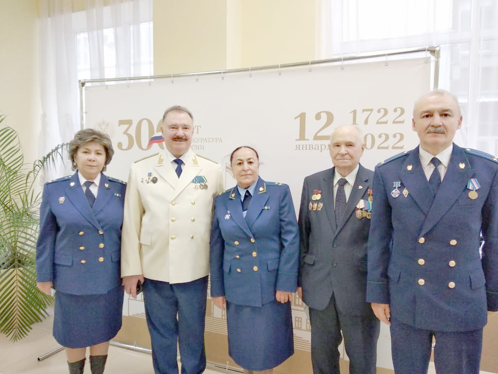 Ветераны донской прокуратуры: Людмила САВИНА, Евгений ВОЛКОЛУПОВ, Тамара МЕДВЕДЕВА, Юрий ТИМОШЕНКО и Сергей ЮРЧАК. Ветераны донской прокуратуры: Людмила САВИНА, Евгений ВОЛКОЛУПОВ, Тамара МЕДВЕДЕВА, Юрий ТИМОШЕНКО и Сергей ЮРЧАК.