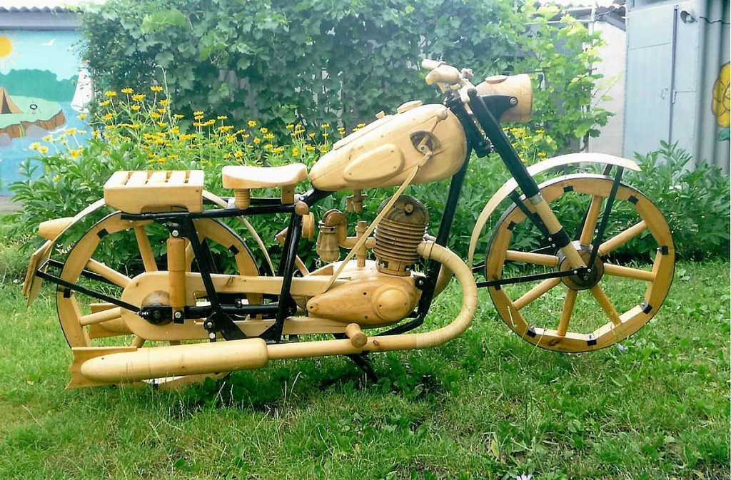 Деревянный мотоцикл В. АКИШЕВА.