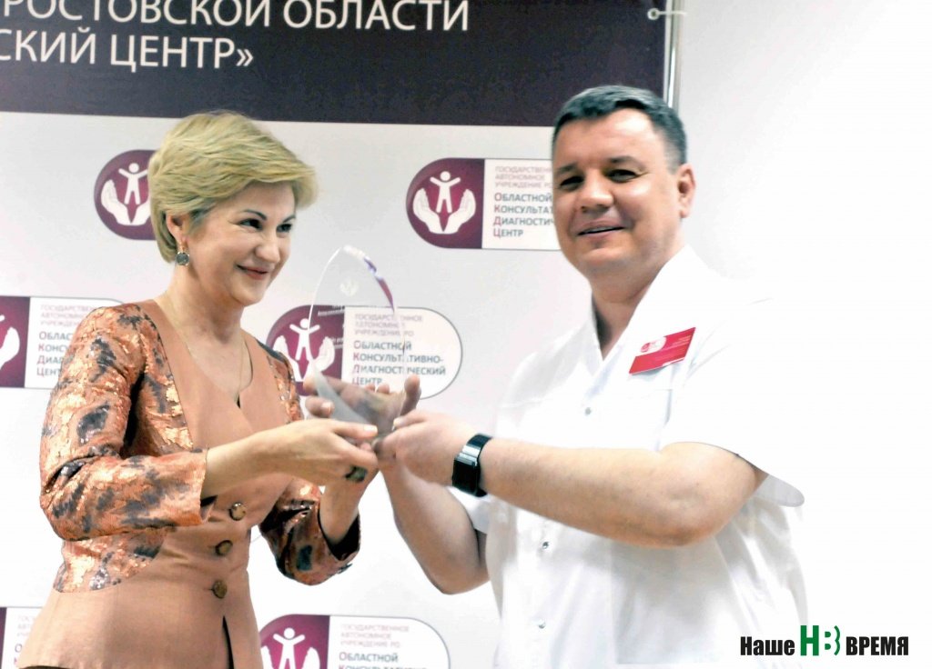 – Для меня лично ваш центр всегда связан со словом «первый». Первым внедрил новый метод, первый, кто стал работать самостоятельно, без дополнительного обучения… – сказала, вручая награду, руководитель направления «Женское здоровье» компании BD Life Sciences Елена Кутырина. 