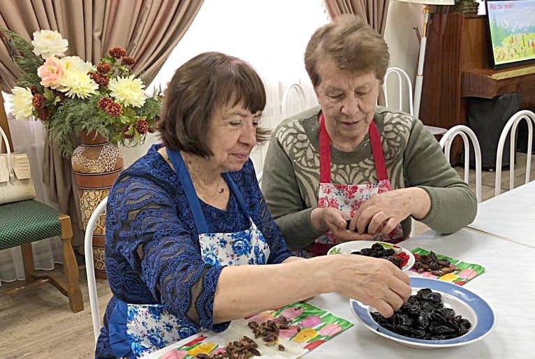 В домашних конфетах используем сушеную вишню, карагу, чернослив, финики и... фантазию.