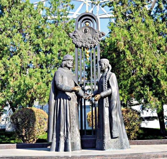 В Ростове-на-Дону памятник установлен в парке Революции. В Ростове-на-Дону памятник установлен в парке Революции.