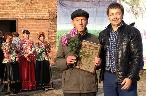 На престольном празднике в хуторе Коныгин глава администрации поселения Алексей КОСАРЕВ вручил знак почетного жителя Раздорского сельского поселения Евгению Александровичу КАЛМЫКОВУ. На престольном празднике в хуторе Коныгин глава администрации поселения Алексей КОСАРЕВ вручил знак почетного жителя Раздорского сельского поселения Евгению Александровичу КАЛМЫКОВУ.