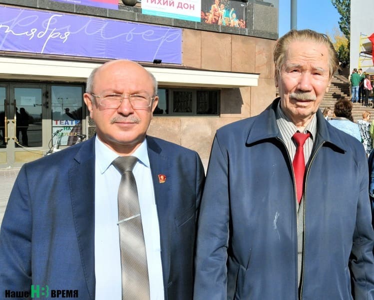 В 2020 году отмечали 100-летие ВЛКСМ. На Театральной площади собрались ветераны комсомола, чтобы участвовать в знаменательном событии: из стены театра им.М.Горького была извлечена капсула – послание потомкам из 60-х годов прошлого века. На фото – ветеран комсомола, директор Ростовского техникума индустрии моды, экономики и сервиса Сергей Сидоренко и Николай Дмитриевич Пивоваров. В 2020 году отмечали 100-летие ВЛКСМ. На Театральной площади собрались ветераны комсомола, чтобы участвовать в знаменательном событии: из стены театра им.М.Горького была извлечена капсула – послание потомкам из 60-х годов прошлого века. На фото – ветеран комсомола, директор Ростовского техникума индустрии моды, экономики и сервиса Сергей Сидоренко и Николай Дмитриевич Пивоваров.