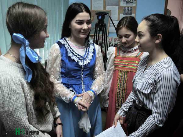 Полина ЖЕЗЛОВА, Анна СОЛЕЙ, Татьяна ЦИГАНКОВА и Ани АРУТЮНЯН готовятся к проведению музейной экскурсии. Полина ЖЕЗЛОВА, Анна СОЛЕЙ, Татьяна ЦИГАНКОВА и Ани АРУТЮНЯН готовятся к проведению музейной экскурсии.