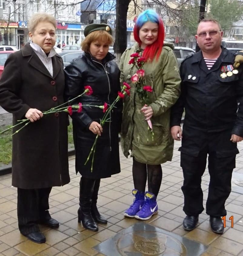 На Аллее славы у звезды Дины Никулиной На Аллее славы у звезды Дины Никулиной