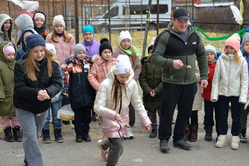 Проверить свою ловкость могли все желающие, пробежав дистанцию с ложкой в руках. А в ложке надо было удержать картошку.
