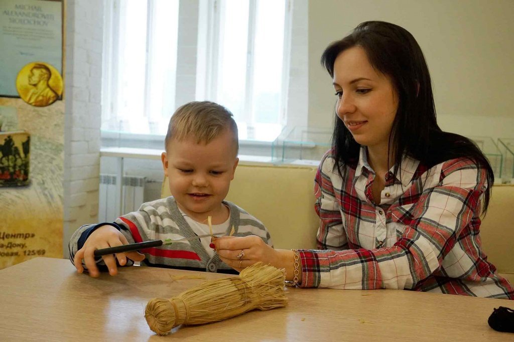 Были на «Семейных воскресеньях» и совсем юные участники. Трехлетнему Арсению очень понравилось мастерить с мамой лошадку. Ему досталось самое ответственное поручение – подрезать гриву.