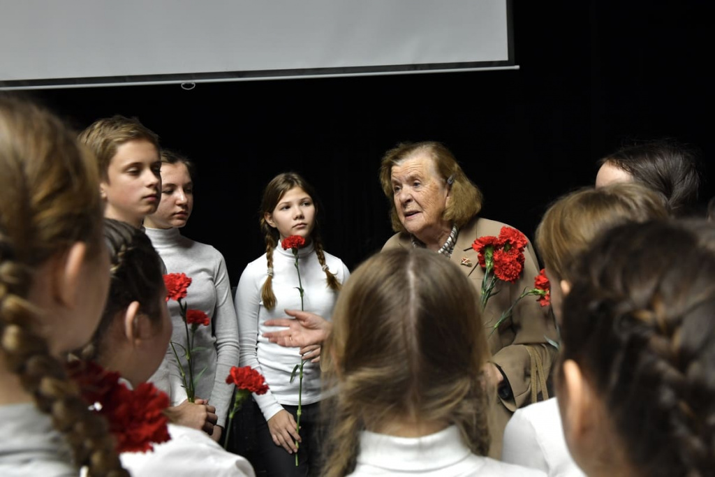 После спектакля Елена Петровна СМИРНОВА поблагодарила юных актеров и пожелала им быть активными ростовчанами: любить свой город и делать его лучше.