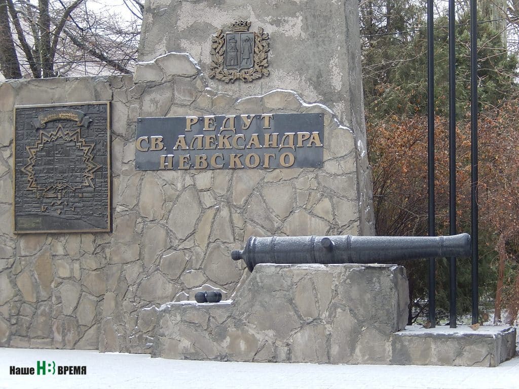 Комендант крепости. Азов дом коменданта крепости. Памятник Александровское меч. Ростов на Дону Александровка статуя. Памятник установленный на строителем крепости на юге России