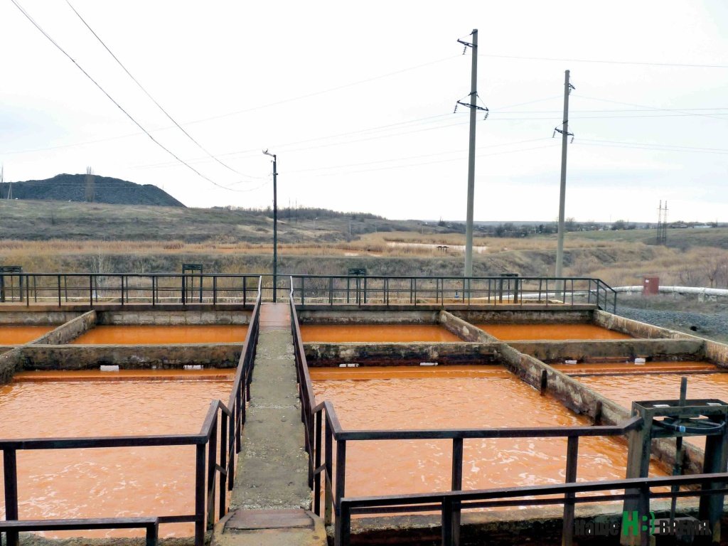 Ситуацию могла усугубить близость сооружений по очистке шахтных вод. Они «ржавые» от переизбытка железа.