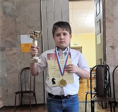 Победитель среди мальчиков до 11 лет Андрей Кряквин.