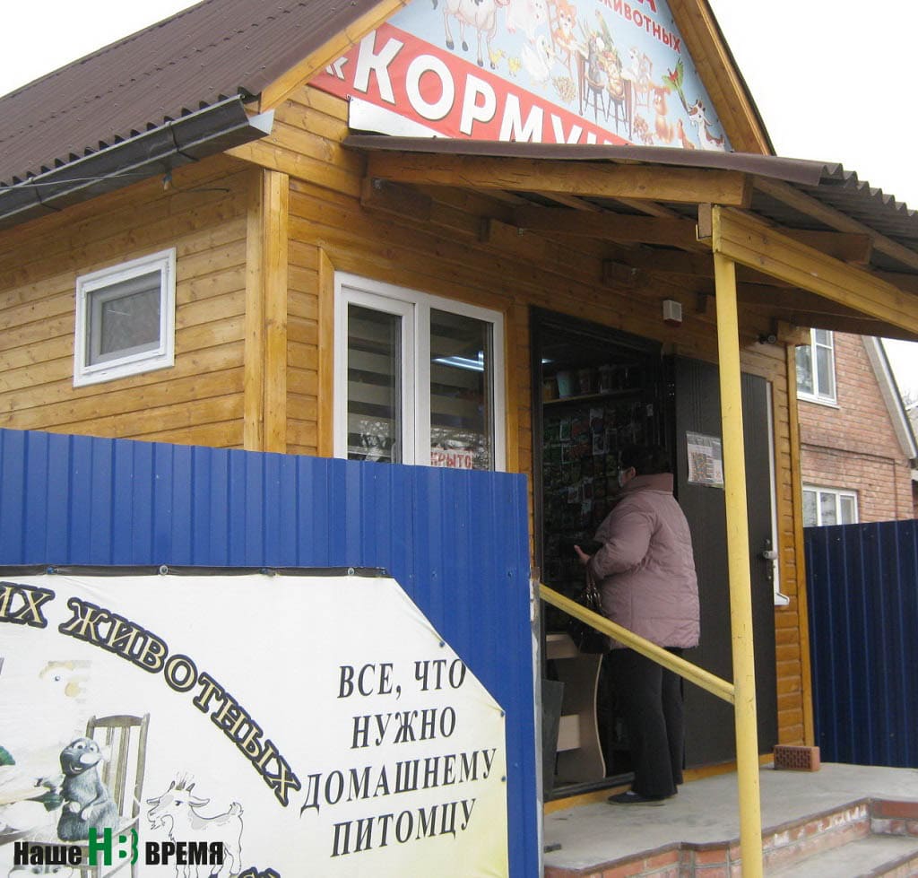 Селяне приезжают за кормом для животных Селяне приезжают за кормом для животных