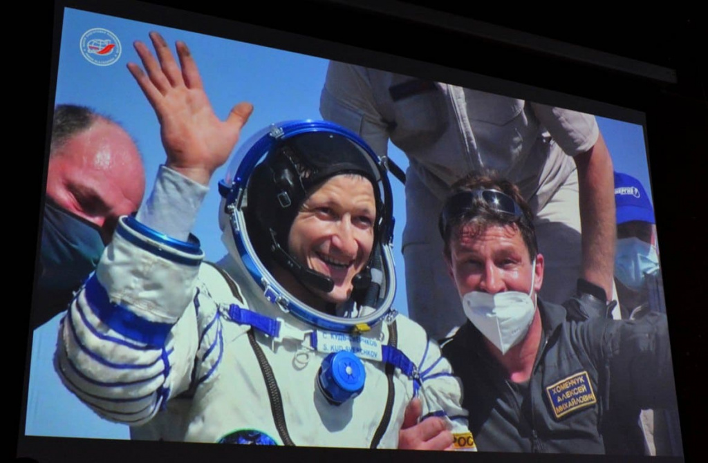 Сергей РЫЖИКОВ – российский лётчик-космонавт, за плечами у которого два полёта в космос, последний из которых закончился в апреле 2021 года. Во время него экипаж провел на орбите 158 дней, пролетев более 122 миллионов километров, было совершено шесть выходов в открытый космос.