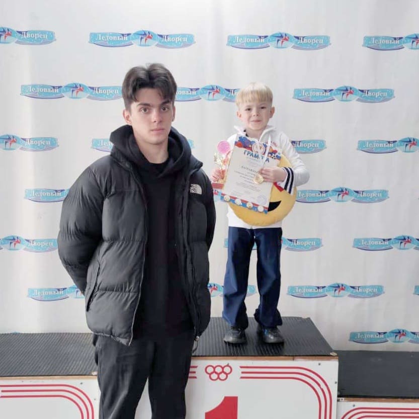 Это уже третья победа Гордея КОРОБКИНА – на сей раз первое место в программе «Дебют». Гордея тренирует мастер спорта Семен НЕТСЕВ.