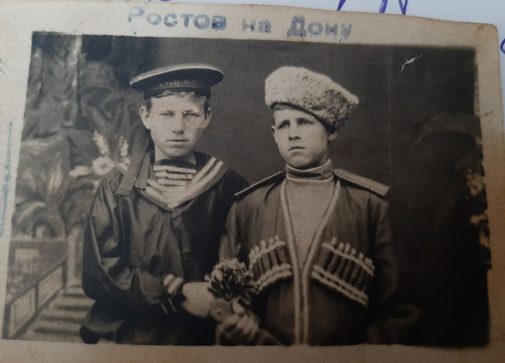 Георгий ТОЛСТОВ – слева - после освобождения Ростова-на-Дону. В матросской бескозырке сосед Михаил ЯНОВСКИЙ. 