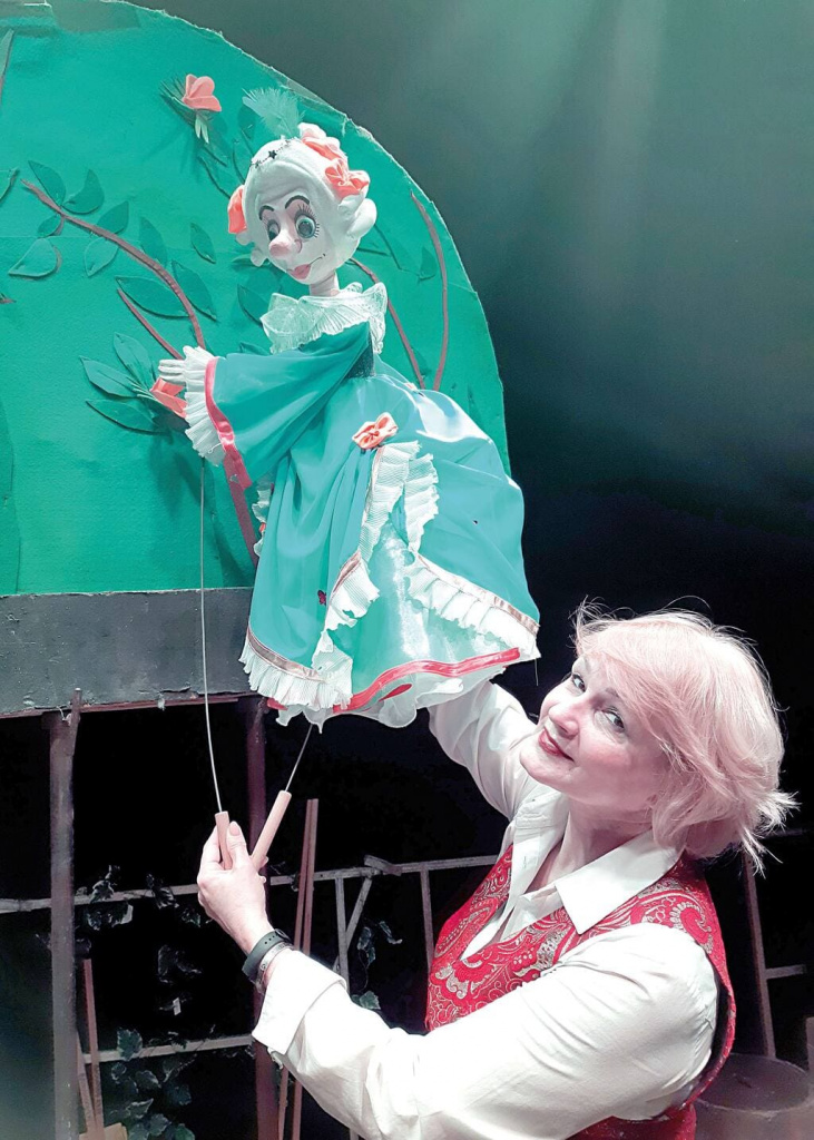 Светлана МИТЮШИНА с куклой Фрейлина (спектакль «Кот в сапогах»).